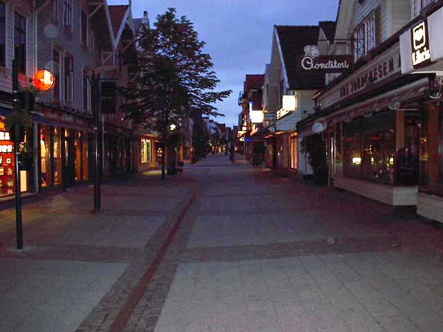 Picture of a street by midnight